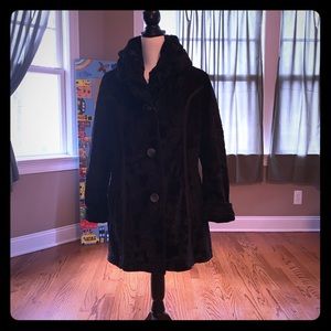 Black L 3 button reversible coat. Faux lamb/quilt